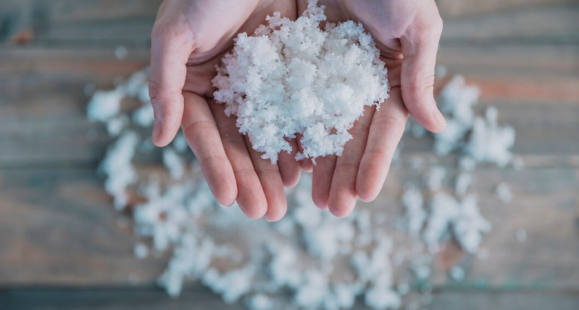 Всегда ставлю соль у порога: эксперт научила одной полезной хитрости в быту