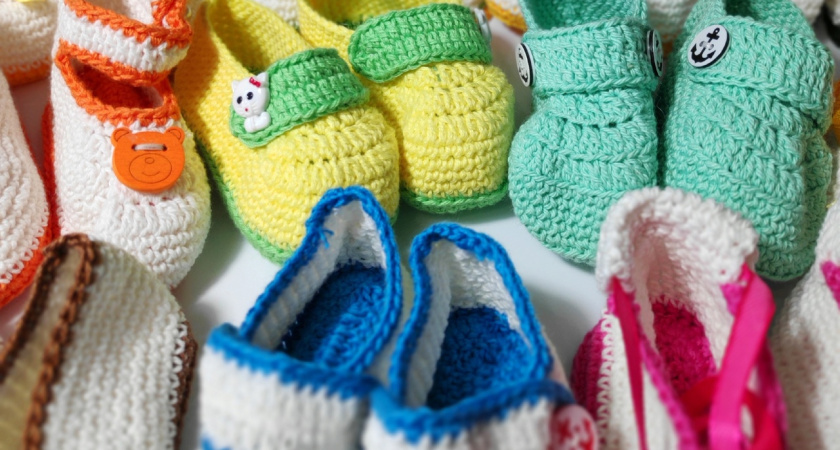 Брянские рукодельницы передали в костромской роддом подарки для малышей