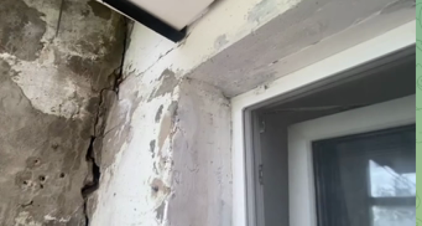 Известная в Костроме супружеская пара рискует жизнью из-за аварийной лоджии