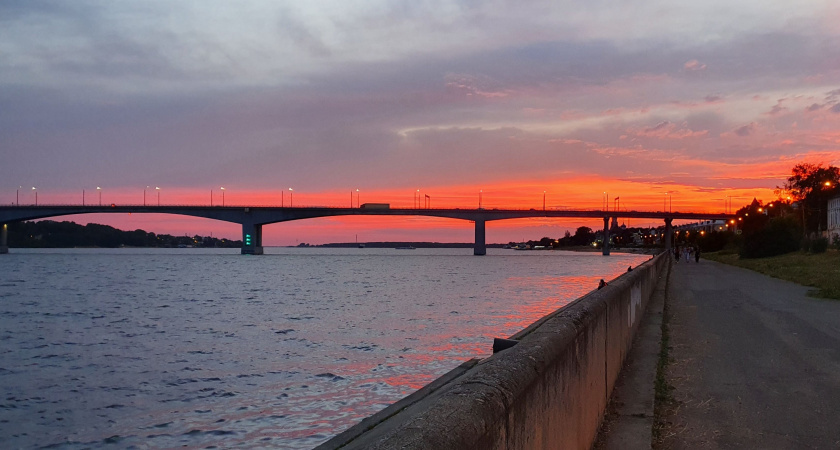 В Костроме мужчина купался в Волге и едва не попал под речную баржу