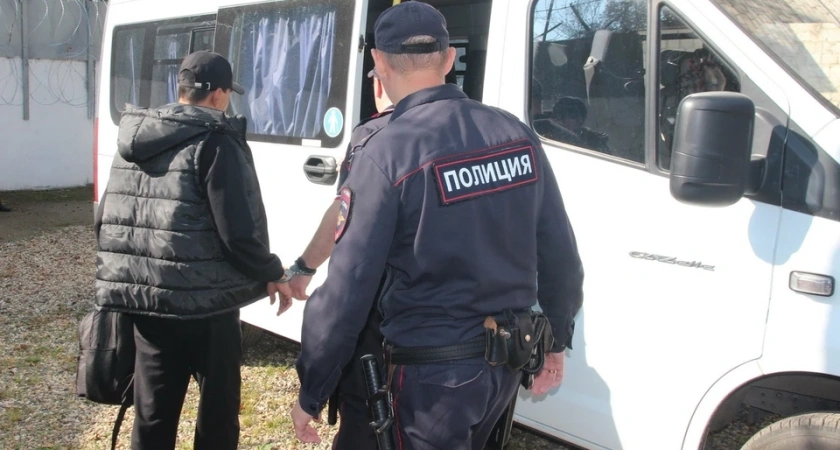 Опасные гости: двух мигрантов отправили из Костромы в Таджикистан и Узбекистан