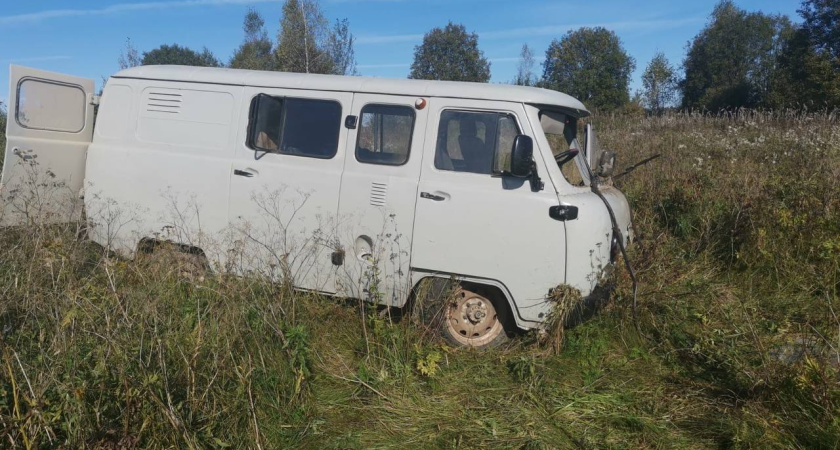В Островском районе "УАЗ"улетел в кювет: пострадал 62-летний пассажир, водитель скрылся