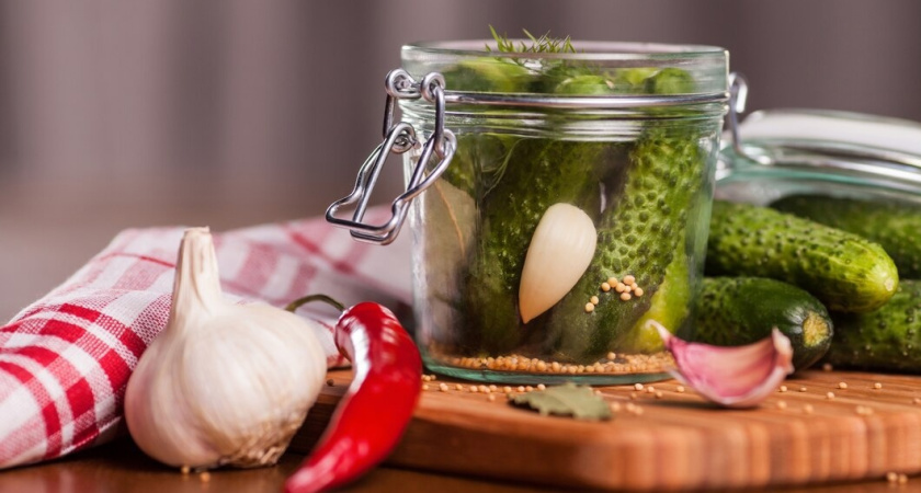 Соседские посиделки: рецепт простого салата «Глобус» без стерилизации