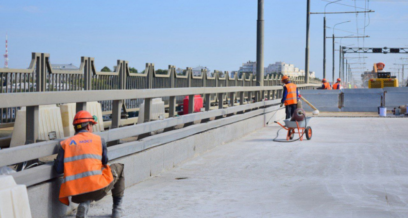 В Костроме через Волгу устанавливают новую дренажную систему