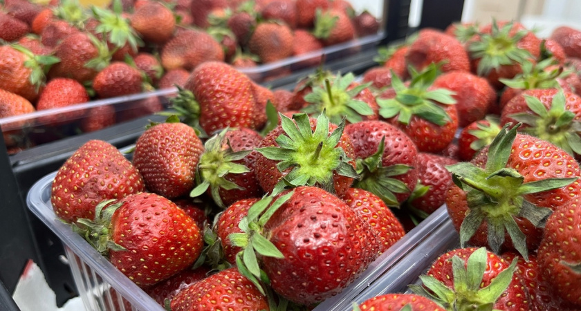 Эта ягода — источник вреда, а мы её едим, покупаем как деликатес и даже детям даём