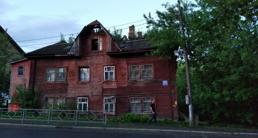 В Костроме сирота съехал из столетнего аварийного дома только после вмешательства следователей