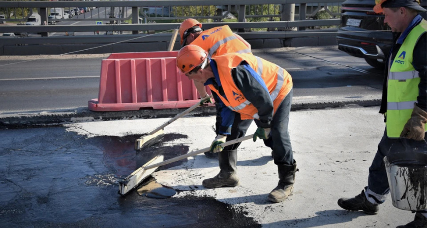 На костромском мосту началась укладка последнего слоя гидроизоляции асфальта