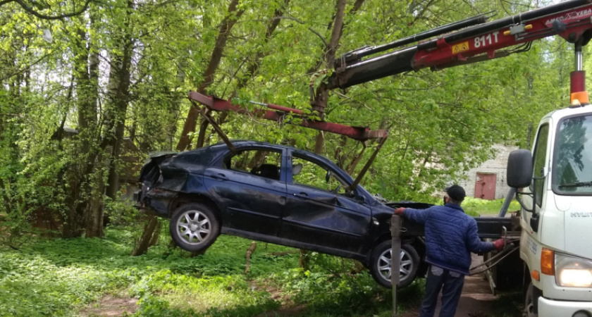 Костромичи чаще всего жалуются властям на неправильную парковку машин на газонах