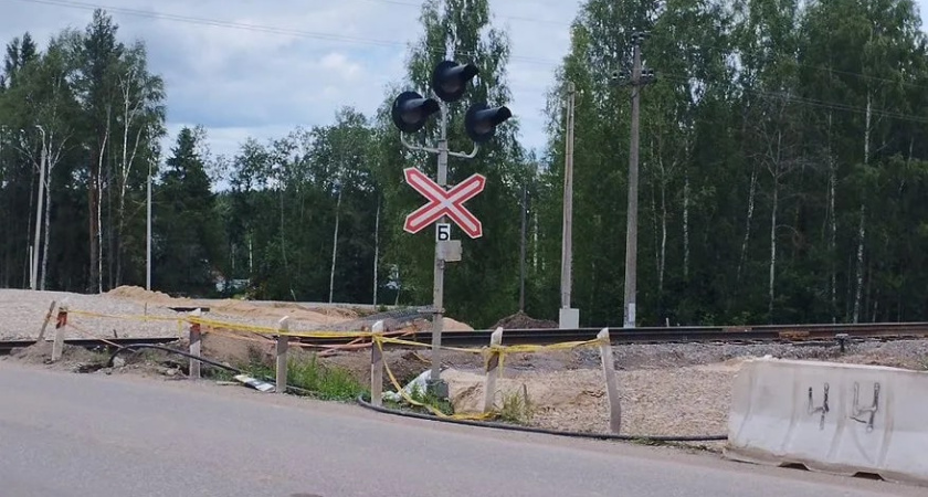 На железнодорожном переезде в Костромской области едва не произошла катастрофа