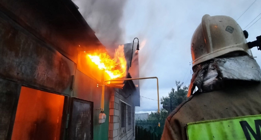 В Костроме загорелось ветхое двухэтажное здание, идущее под снос