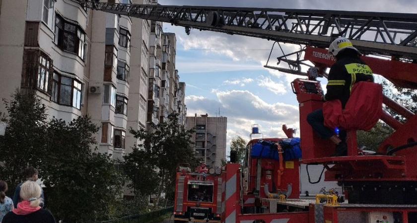 В многоэтажном доме в Костроме загорелся балкон одной из квартир