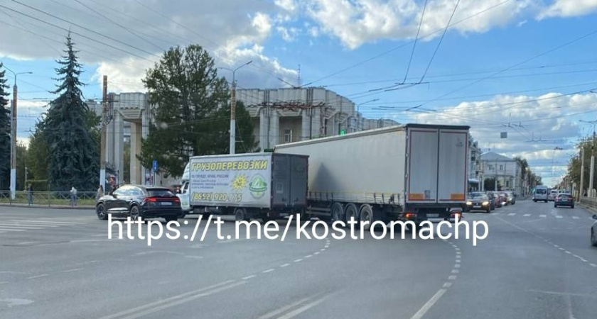 В центре Костромы фура перекрыла несколько полос дороги из-за ДТП с "Газелью"