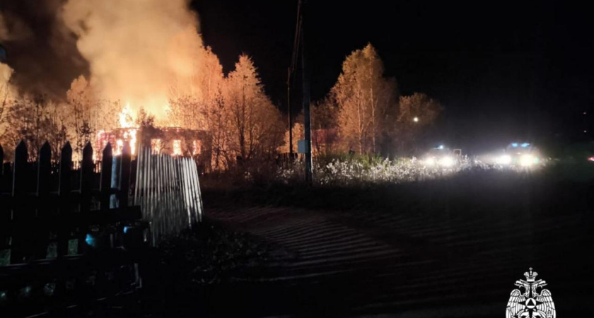 В Костромской глубинке ночью произошел пожар в нежилом доме