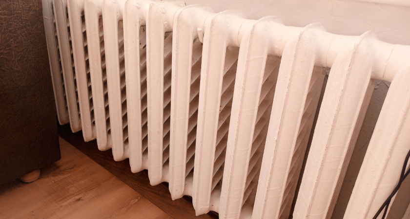 Россиянам рассказали, зачем после включения отопления нужно класть на батарею лавровый лист: результат приятно удивит