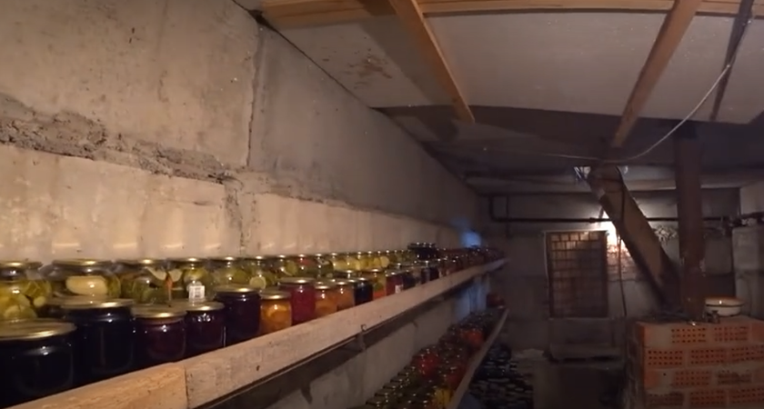 Ставлю ведро в левый угол погреба: сырость сама исчезает – чистый и сухой воздух на всю осень