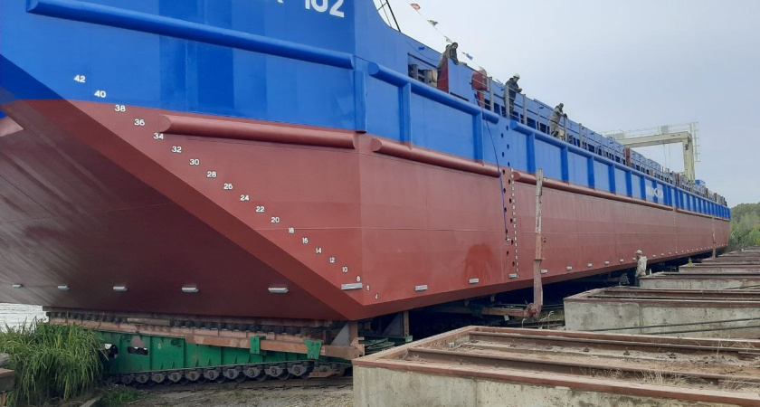 В Костроме на водоем спустили еще одну баржу