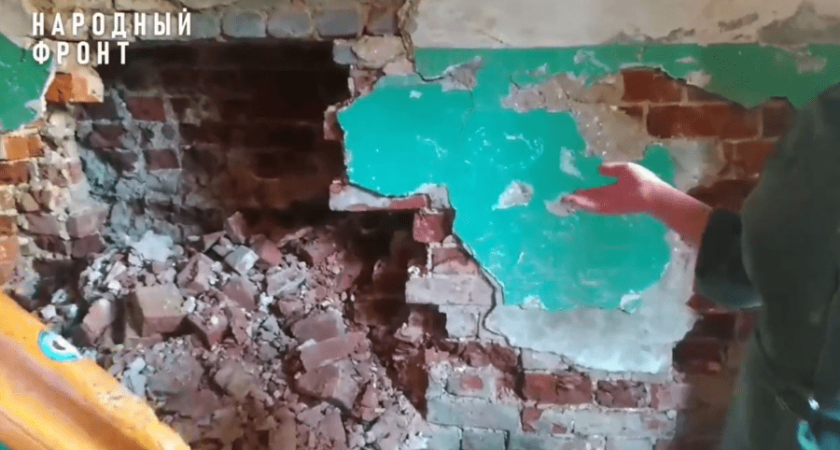 Костромичи месяц жили в доме с рухнувшей стеной