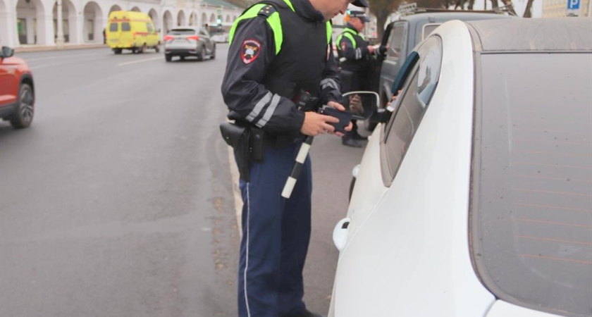 В Костроме водитель без прав спрятался от штрафа под чужой машиной