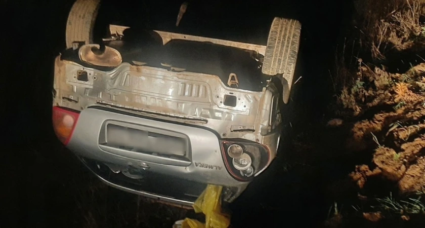 Пьяный костромич на "Ниссане" улетел в кювет и перевернулся