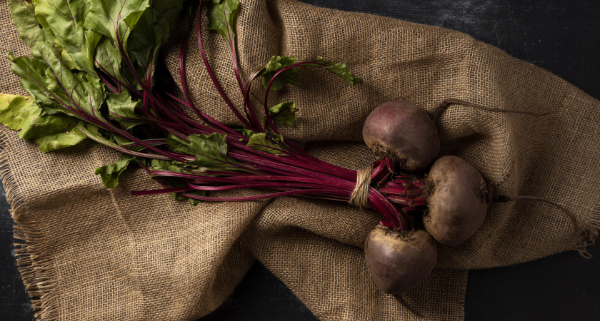 Варить свеклу полдня теперь не нужно — хватит 15 минут: овощ станет вкуснее и сочнее благодаря одной уловке