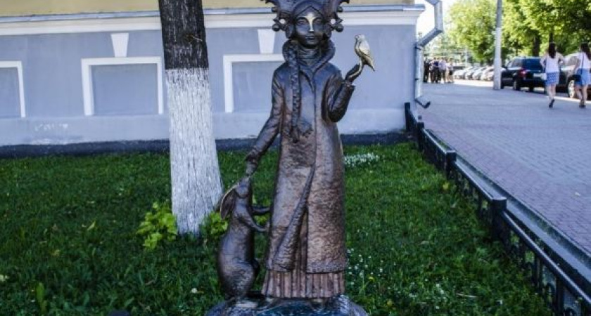 Фигурка снегурочки с зайцем пропала от городской администрации в Костроме