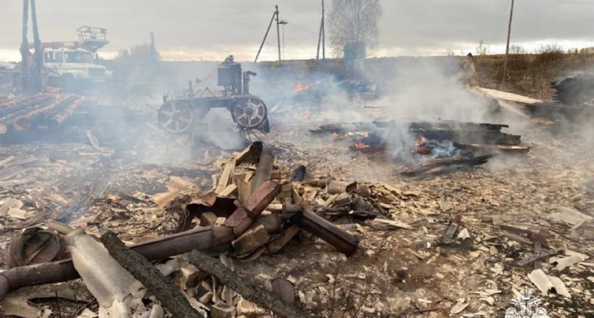 В Костромской области потушили пожар в цеху на деревообрабатывающем предприятии