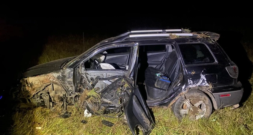 На костромской трассе легковушка столкнулась с большегрузом: пострадали два человека