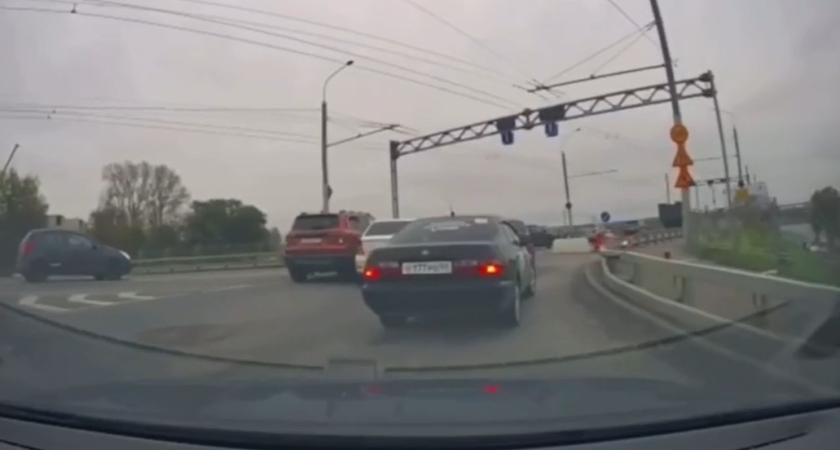 В Костроме на мосту через Волгу столкнулись две иномарки