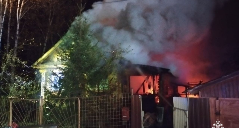 Костромские огнеборцы тушат жилой дом в Шарье