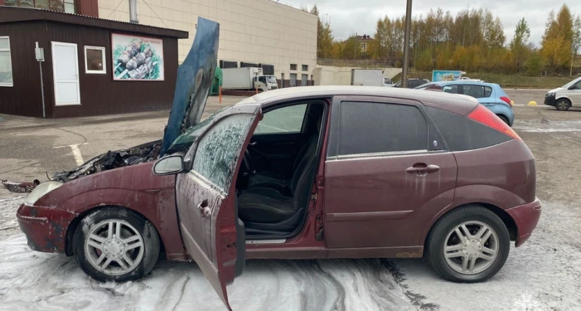 В Костроме на парковке у ТРЦ "РИО" загорелся припаркованный автомобиль