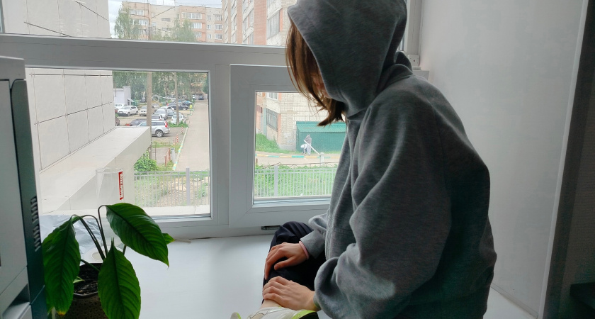 Наклеил и всю зиму не мерзну: из окон больше не дует, а подоконник теплый - управился за 5 минут