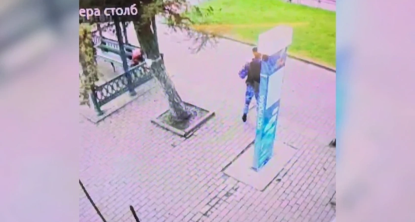 В Костроме камера на остановке зафиксировала подозрительный пакет