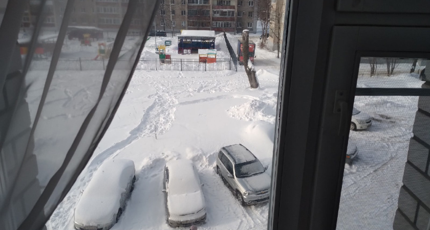 Проблему сквозняков можно решить за 5 минут - наклеил и всю зиму не мерзну: из окон не дует, а подоконник теплый