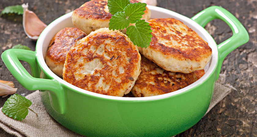 «Вместо хлеба в котлеты добавляю эту крупу – всё съедают махом»