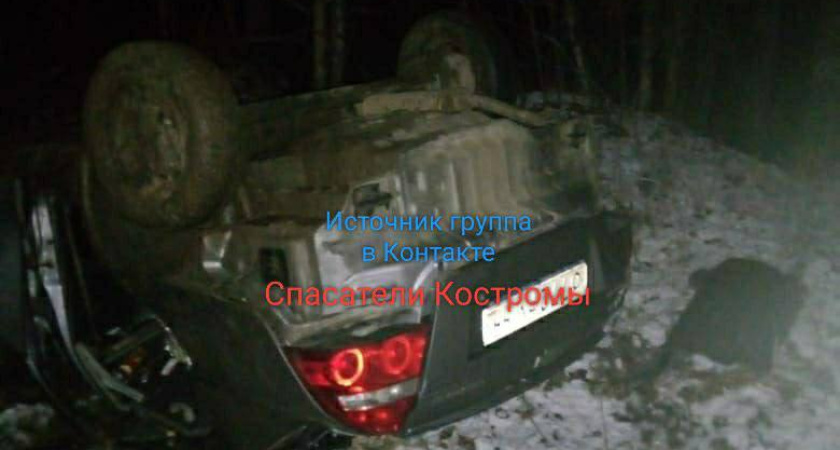 В Костромской области в ДТП пострадали 4 человека: спасателям пришлось вскрывать автомобиль