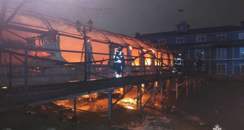 В Костроме сгорела веранда кафе-дебаркадер “Островской причал”
