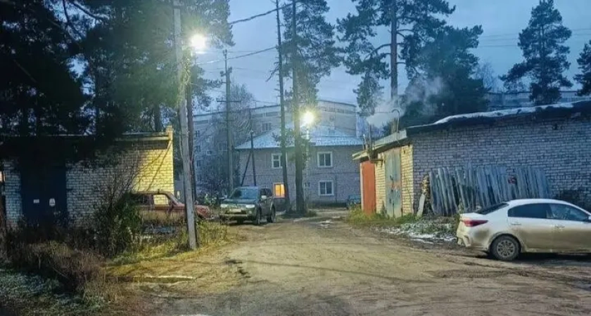 В темноте «на ощупь» дети шли домой из садика: в Шарье спустя два года сделали освещение