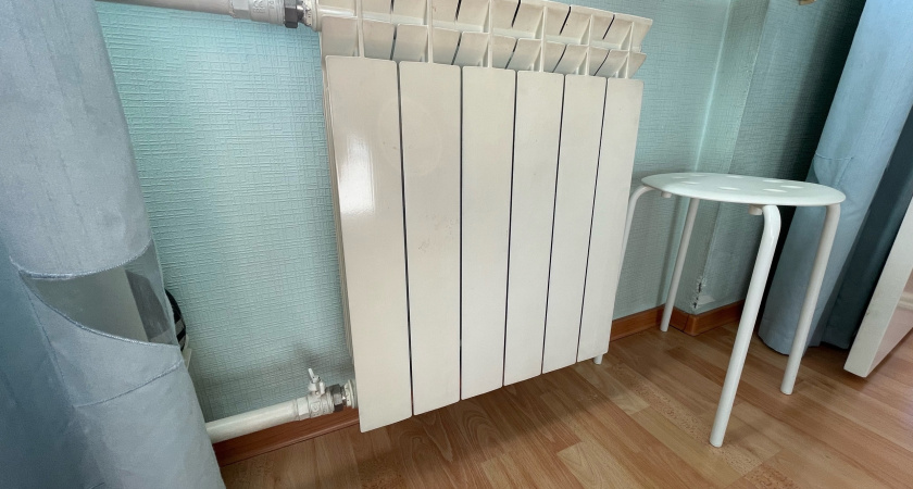 Прикрепляем бутылку и бинт к батарее – и с комфортом живем всю зиму: гениальный способ решения насущной проблемы