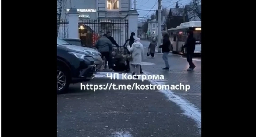 Трое на одного: в Костроме в центре города произошла драка