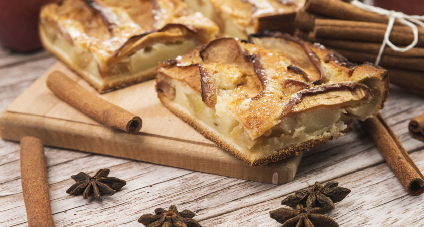 Такой яблочный пирог быстро сметут со стола: кулинарный шедевр за 15 минут – даже духовка не понадобится