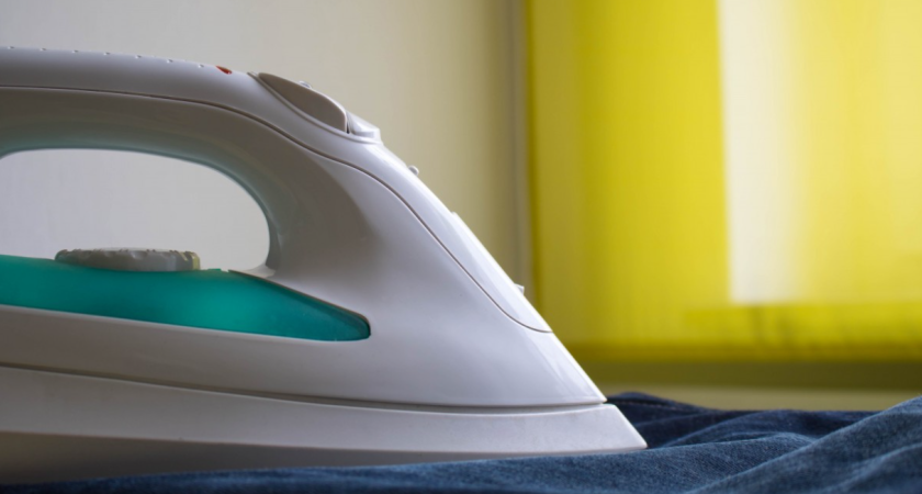 Наклеиваю скотч на подошву – и утюг как новый: гениальный лайфхак от мудрых хозяек