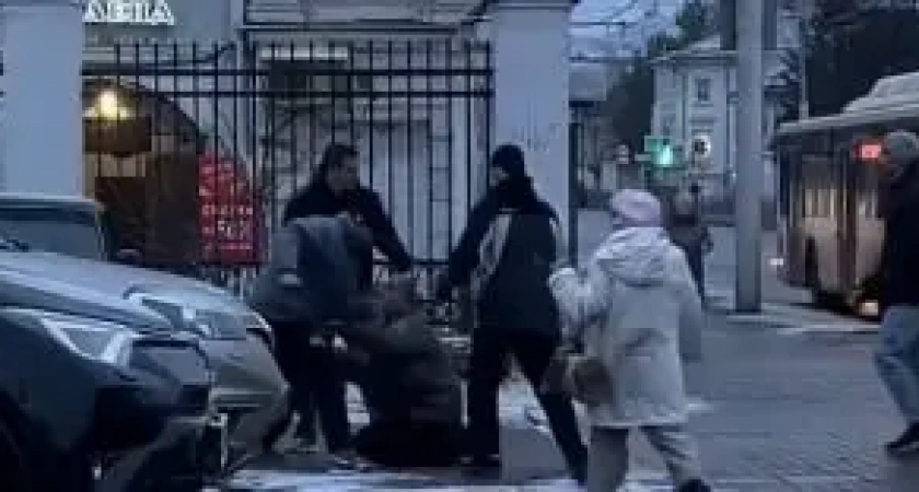 Родственники в центре Костромы подрались из-за наследства на остановке