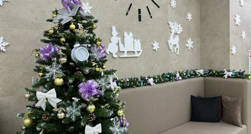 В Костроме устанавливают первые новогодние елки