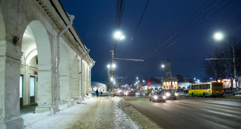 Костромские улицы продолжают обрабатывать гранитной крошкой