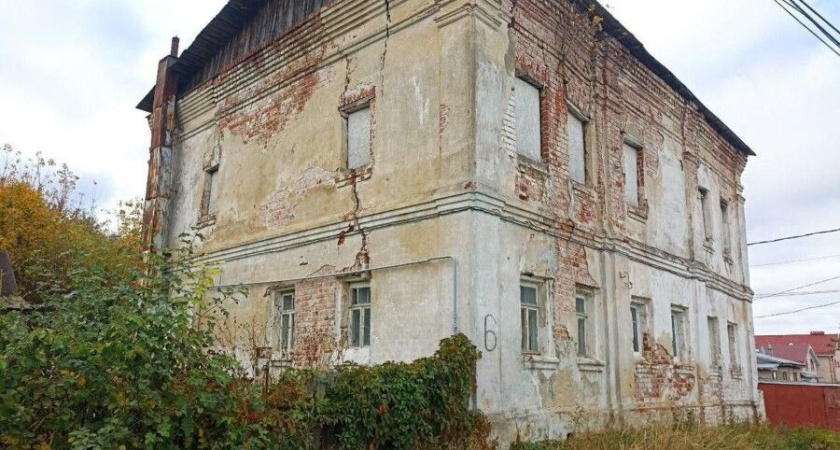 В Костроме начало разваливаться старое здание XVIII века