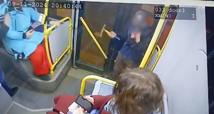 В Костроме мужчина в неадекватном состоянии разгромил салон автобуса