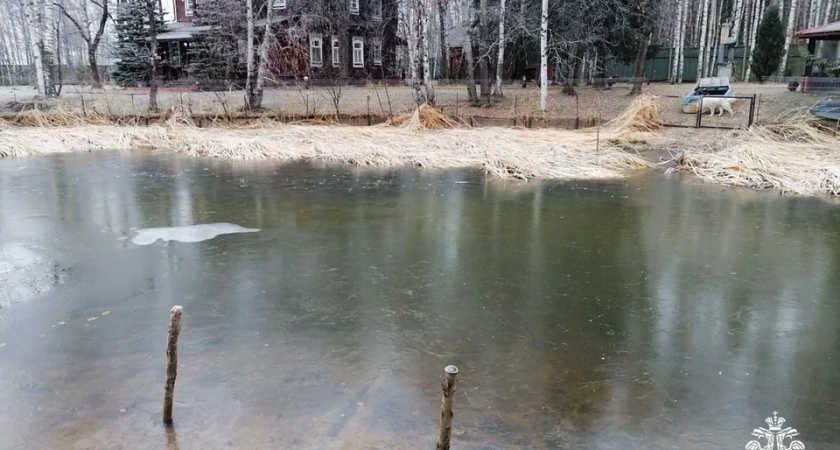 В Костроме Горьковский разлив покрылся льдом
