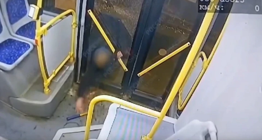 5 суток ареста: костромской пассажир устроил погром с молотком в автобусе