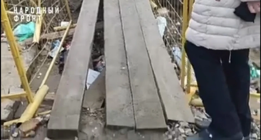 В Костроме на Профсоюзной месяц не могут убрать траншею, в которую провалилась бабушка