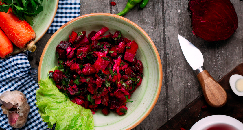 Такой свекольный салат сметут со стола в первую очередь: все дело в секретном ингредиенте